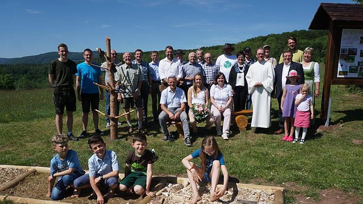 Gruppenbild Viele ehrenamtliche Helfer haben die Anlage des Naturerlebnispfades in  Sandberg möglich gemacht. Foto: Marion Eckert