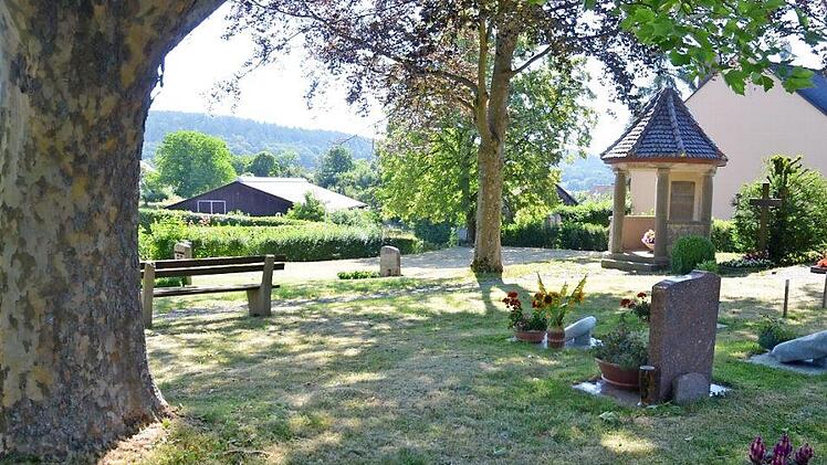 Friedhöfe, hier der in Oberwohlsbach, werden von der Stadt auch als Parkflächen betrachtet. Foto: Rainer Lutz