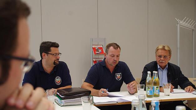 Stefan Wicklein, Christian B&uuml;ttner (beide Feuerwehr Kronach, v. l.) und B&uuml;rgermeister Wolfgang Beiergr&ouml;&szlig;lein zeigten sich zerknirscht. Foto: Mei&szlig;ner