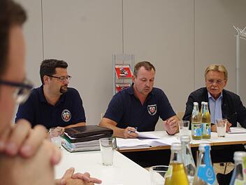 Stefan Wicklein, Christian Büttner (beide Feuerwehr Kronach, v. l.) und Bürgermeister Wolfgang Beiergrößlein zeigten sich zerknirscht. Foto: Meißner