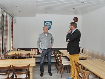 Teamleiter Dieter Hofmann (l.)  vom Verein Krone zeigt  Thomas Schmitt das sanierte Nebenzimmer, das jetzt sehr gemütlich  eingerichtet ist und rege in Anspruch genommen wird. Foto: Karl Heinz Wirth