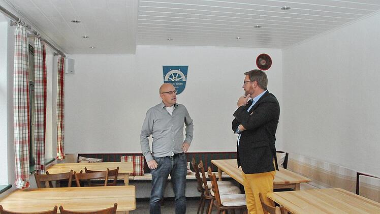 Teamleiter Dieter Hofmann (l.)  vom Verein Krone zeigt  Thomas Schmitt das sanierte Nebenzimmer, das jetzt sehr gemütlich  eingerichtet ist und rege in Anspruch genommen wird. Foto: Karl Heinz Wirth