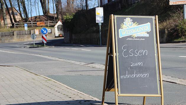 Die G&auml;ste bleiben aus. Daher bieten immer mehr Gastst&auml;tten inzwischen Essen zum Mitnehmen an. Foto: Eckehard Kiesewetter