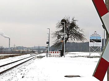 Der Bahnhaltepunkt in Beiersdorf ist als solcher erkennbar, aber noch nicht in Betrieb. Im Bausenat ging es um die Frage, welche Abstellmöglichkeiten für Fahrräder dort geschaffen werden sollen. Foto: Simone Bastian