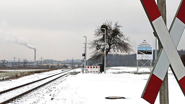 Der Bahnhaltepunkt in Beiersdorf ist als solcher erkennbar, aber noch nicht in Betrieb. Im Bausenat ging es um die Frage, welche Abstellmöglichkeiten für Fahrräder dort geschaffen werden sollen. Foto: Simone Bastian