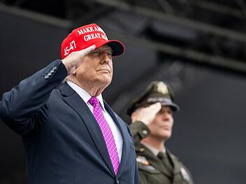 Stets dem Land zu Diensten - oder doch eher sich selbst? Ein ZDF-Film wirft einen kritischen Blick auf die bisherige Amtszeit von Donald Trump als US-Pr&auml;sident.