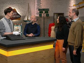 Das Ehepaar Alexandra und Tobias (rechts) m&ouml;chte in der ZDF-Tr&ouml;delshow ein vermeintliches "Lesezeichen" verkaufen, das sich als Kunstwerk entpuppte.