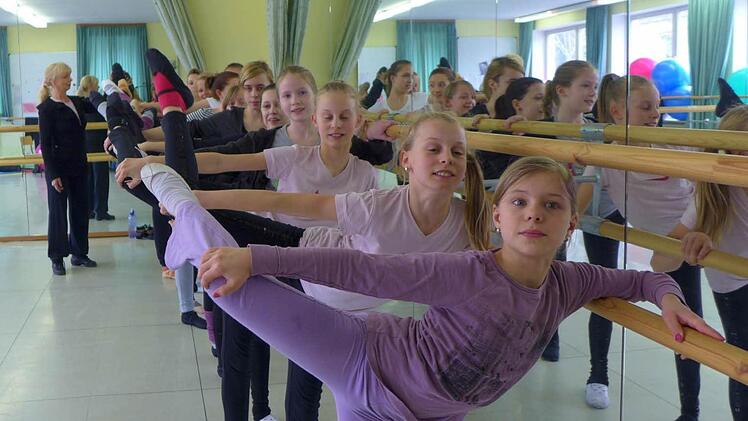 Viel Disziplin wird den jungen Tänzerinnen abverlangt.  alle Fotos: Sabine Meißner