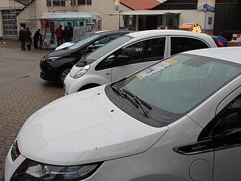 Vier Elektroautos der neuesten Bauart standen im Hof der Zeiler Stadtwerke. Ihnen galt das Interesse vieler Besucher.  Fotos: Klaus Schmitt