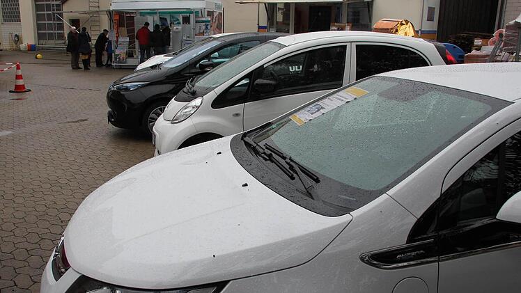 Vier Elektroautos der neuesten Bauart standen im Hof der Zeiler Stadtwerke. Ihnen galt das Interesse vieler Besucher.  Fotos: Klaus Schmitt