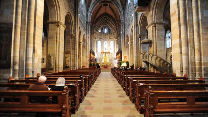 So leer wird der Dom in Bamberg nicht werden: Auch wenn im Oktober mehr Gläubige als gewöhnlich aus der katholischen Kirche ausgetreten sind, gibt es im Bamberg immer noch mehr als 38 000 Einwohner, die dem katholischen Glauben angehören.  Foto: Ronald Rinklef