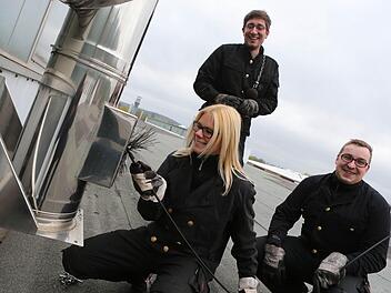 Den etwas störrischen "Stoßbesen" muss ich durch das Kamintürchen nach oben schieben. Fotos: Matthias Hoch