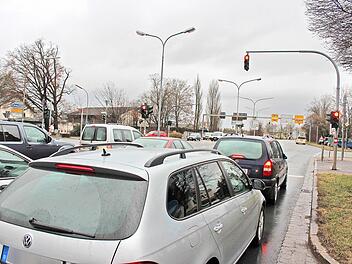 Während an der Eisenbahnbrücke (bei den gelben Schildern) grün ist, müssen die Autofahrer an der Ausfahrt beim Bahnhof noch warten.Foto: Roepert