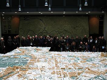 Im Lichthof der Senatsverwaltung besichtigten die Brückenauer das Berliner Stadtmodell. Foto: Matthias Hopp