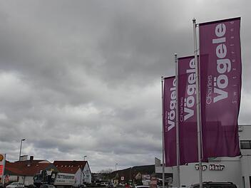 Dunkle Wolken über dem Modehaus: Bald werden keine lila Fahnen mehr am Hammermühlweg wehen. Foto: Lisa Kieslinger