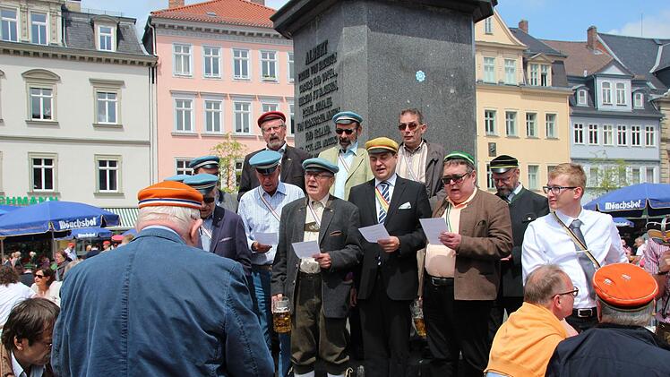 Die Alten Herren aus Coburg singen traditionell ein Ständchen zum CC-Marktfest. Foto: Oliver Schmidt