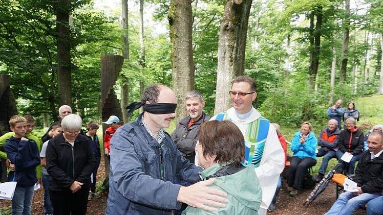 Jede Person ist unverwechselbar und einmalig, das stellte Diakon Wolfgang Dömling bei einem Experiment in dem Wortgottesdienst anlässlich zehn Jahre Franziskusweg unter Beweis. Foto: Marion Eckert