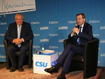 Der Stimmkreis-Abgeordnete Thomas Silberhorn (r.) moderierte den Abend mit CSU-Spitzenkandidat Joachim Herrmann in der Alten Seilerei. Foto: Werner Baier