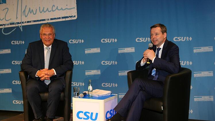 Der Stimmkreis-Abgeordnete Thomas Silberhorn (r.) moderierte den Abend mit CSU-Spitzenkandidat Joachim Herrmann in der Alten Seilerei. Foto: Werner Baier