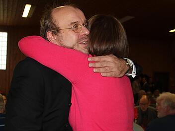 Ralf Pohl darf sich 2018 abermals bei der Landtagswahl für die SPD zur Wahl stellen und nahm die Glückwünsche der Parteikollegen gerne entgegen. Foto: Veronika Schadeck