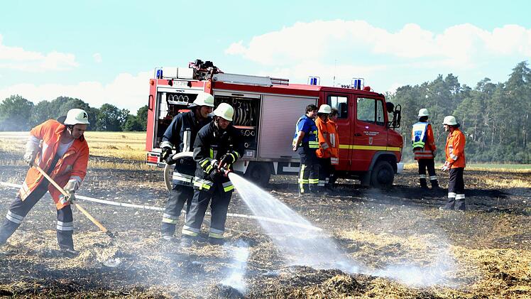 Immer wieder mussten aufkommende Flammen an der Strohpresse und auf dem Feld selbst beseitigt werden.Dieter Radziej