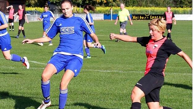 Katja Haskowic (re.) und der FC Burk kassierten im Gipfeltreffen zum Ende der Hinrunde in der Kreisliga ER/PEG bei Tabellenf&uuml;hrer SC Oberreichenbach eine deutliche Niederlage.  Archivbild: Christian Wagner
