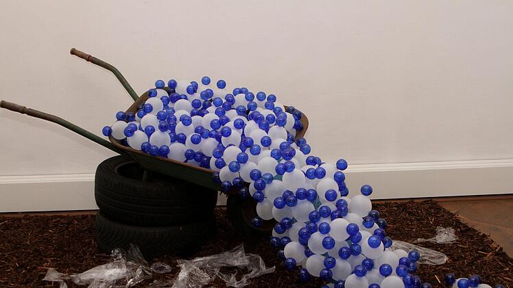 Nein, es ist kein Plastikabfall:  Das Werk "Main€ Vision 2025" fertigte von Olaf Schönherr aus mundgeblasenen Glaskugeln sowie  Fundstücken an der Mainaue.