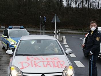 Diesen Autofahrer aus dem Landkreis Bad Kissingen ließ die Polizei an der Anschlussstelle Oberthulba erst gar nicht auf die A7. Foto: Steffen Standke
