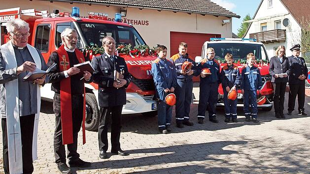 Pfarrer Ralph-Peter Zettler, Pfarrer Roland Neher und Feuerwehrseelsorger Alfred Bernhardt (v. l.) segneten die beiden neuen Fahrzeuge der Feuerwehr Seubelsdorf.   
