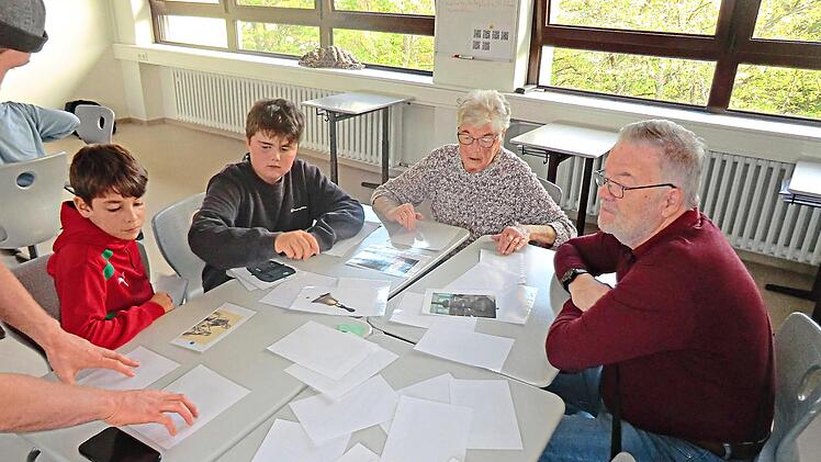 Jung und Alt im Generationen-Memory vertieft.OGS Mittelschule Burkardroth