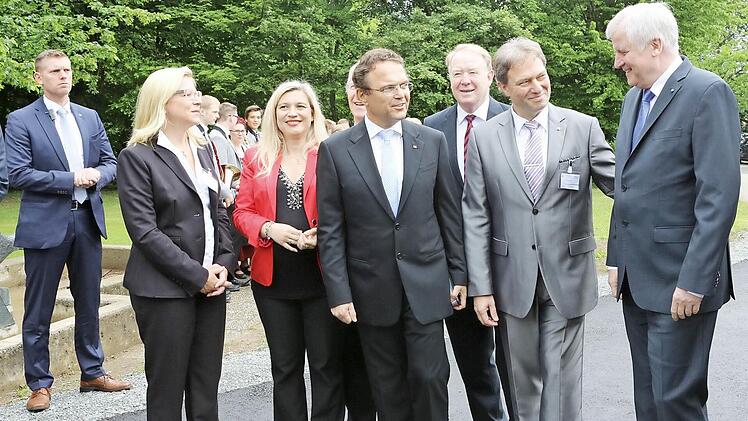 Parteivorsitzender und bayerischer Ministerpräsident Horst Seehofer wird von seinen Parteikollegen in Steinbach am Wald vor der Rennsteighalle empfangen. Steinbachs Bürgermeister Klaus Löffler (Dritter von rechts) freut sich besonders über den Besuch in seiner Heimatgemeinde.