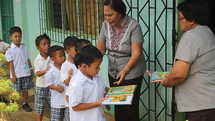 Projekt "Schoolbags for Beginners": Übergabe der Schulsachen an die Erstklässler.  Foto: Knöchel