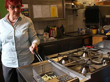 Roswitha Henkelmann (Hotel "Tilman") brät Pommes Frites in der Fritteuse. Über kurz oder lang müssen wohl alle Betriebe, die mit Fritteuse arbeiten, einen Brandschutzbeauftragten bestellen.Heike Beudert