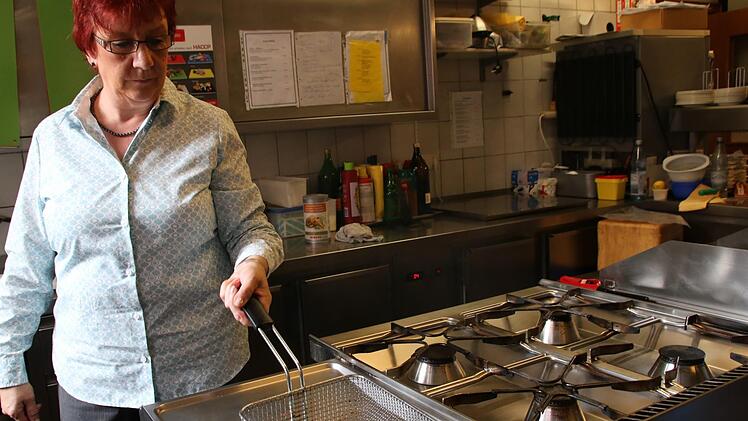 Roswitha Henkelmann (Hotel "Tilman") brät Pommes Frites in der Fritteuse. Über kurz oder lang müssen wohl alle Betriebe, die mit Fritteuse arbeiten, einen Brandschutzbeauftragten bestellen.Heike Beudert