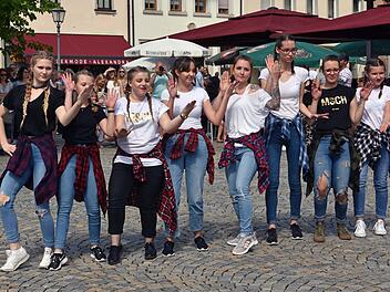 Zum Programm des Frühjahrsmarktes zählten auch wieder Auftritte der "Dance Crew Fit 4 life" unter der Leitung von Christina Neumer und Carolin Bittner auf dem mit Besuchern angefüllten Marktplatz. Im Bild die "Teens".Ulrike Langer
