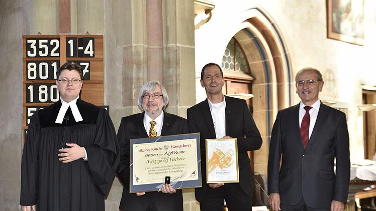 Für seine 50-jährige Tätigkeit als Dirigent des Königsberger Posaunenchores wurde Wolfgang Fischer von Pfarrer Peter Hohlweg (links),  Bezirksposaunenchorleiter Jürgen Koch (2. von rechts) und von Manfred Barfuß (rechts) geehrt.Gerold Snater