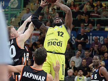 Hassan Martin war nach Kassius Robertson zweitbester Bayreuther Werfer. Hier wird er beim Korbwurf vom Ulmer Maximilian Ugrai bedrängt.  Foto: Peter Mularczyk