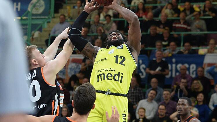 Hassan Martin war nach Kassius Robertson zweitbester Bayreuther Werfer. Hier wird er beim Korbwurf vom Ulmer Maximilian Ugrai bedrängt.  Foto: Peter Mularczyk