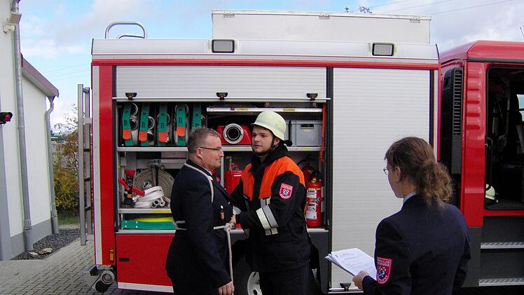Pr&uuml;fung Knoten : Der Kmmandant der FFW Gef&auml;ll, Roland Voll und Jugendwart der FFW Waldfenster, Sabrina Schmitt mit einem Pr&uuml;fling. Foto: Klaus Preisend&ouml;rfer