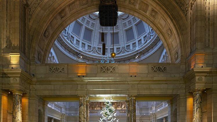 Der Baum im Eingangsbereich des V&A-Museums London. Foto: Michael Selzer/Coburg Marketing