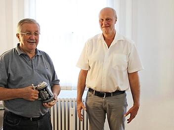 Bürgermeister Gerald Brehm (2.v.r) bedankte sich beim langjährigen Vorsitzenden Georg Römer (2.v.l.). Hans Häfner (li.) und Gerhard Schlee (re.) führen den Heimatverein jetzt weiter.  Foto: Andreas Dorsch