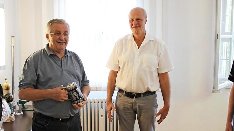 Bürgermeister Gerald Brehm (2.v.r) bedankte sich beim langjährigen Vorsitzenden Georg Römer (2.v.l.). Hans Häfner (li.) und Gerhard Schlee (re.) führen den Heimatverein jetzt weiter.  Foto: Andreas Dorsch