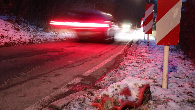 An der Wildensorger Straße ist für Fußgänger kein Platz, obwohl hier Wohnhäuser angrenzen, wie dieses Bobbycar zeigt. Nachts verschärft sich die Situation.  Foto: Sebastian Schanz