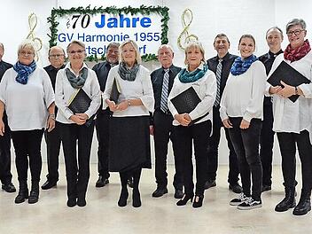 Der Gesangverein „Harmonie“ Förtschendorf beim Jubiläumsfest zum 70-jährigen Bestehen. Der 88-jährige Ehrendirigent, Reinhard Wenig, dirigierte den Gemeinschaftschor zu „Viva la musica“.