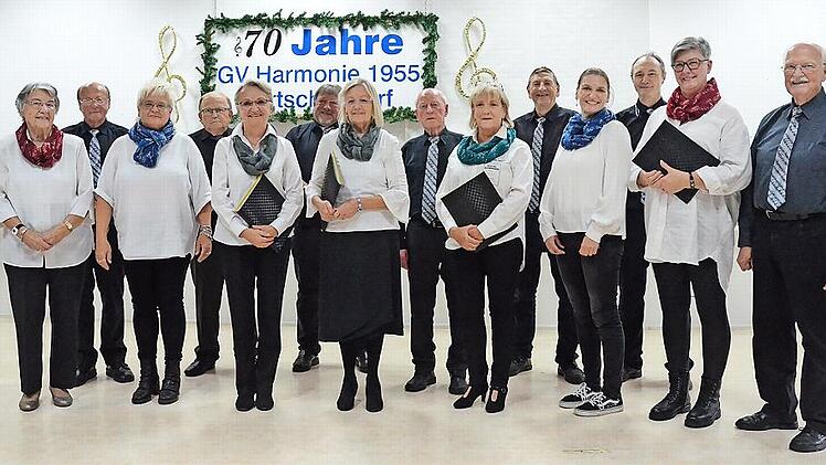 Der Gesangverein „Harmonie“ Förtschendorf beim Jubiläumsfest zum 70-jährigen Bestehen. Der 88-jährige Ehrendirigent, Reinhard Wenig, dirigierte den Gemeinschaftschor zu „Viva la musica“.