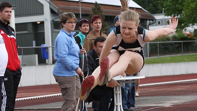 Caroline Brune (TV/DJK Hammelburg ), 1. im Weitsprung der U20