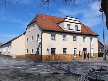 Diese Traditionsgaststätte in Hemhofen möchten Investoren in eine Unterkunft für Asylbewerber umbauen. Foto: Andreas Dorsch