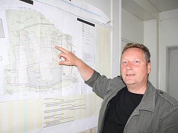 Auch wenn erst im Herbst mit den Außenanlagen begonnen werden kann, hat Bauleiter Kai Schubert die Arbeiten rund um die drei großen Baukörper natürlich bereits durchgeplant. Foto: Ralf Ruppert