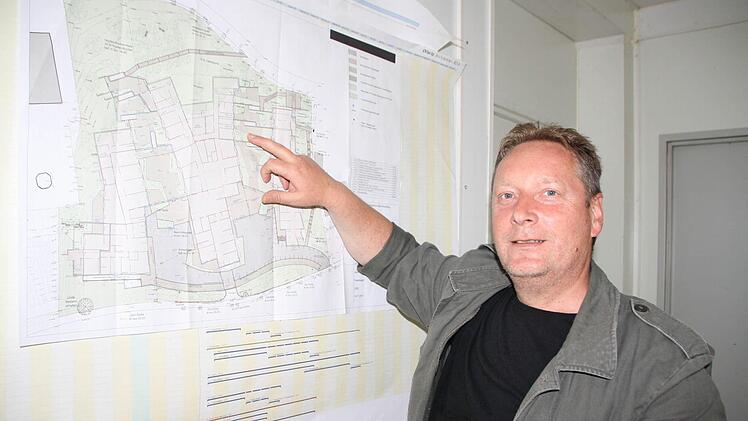 Auch wenn erst im Herbst mit den Außenanlagen begonnen werden kann, hat Bauleiter Kai Schubert die Arbeiten rund um die drei großen Baukörper natürlich bereits durchgeplant. Foto: Ralf Ruppert