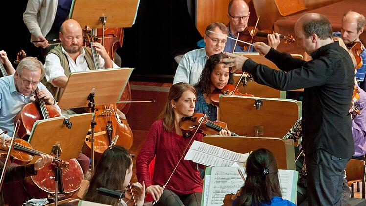 Roland Kluttig und das Philharmonische Orchester beim Concertino im Coburger Kongresshaus.Foto: Jochen Berger